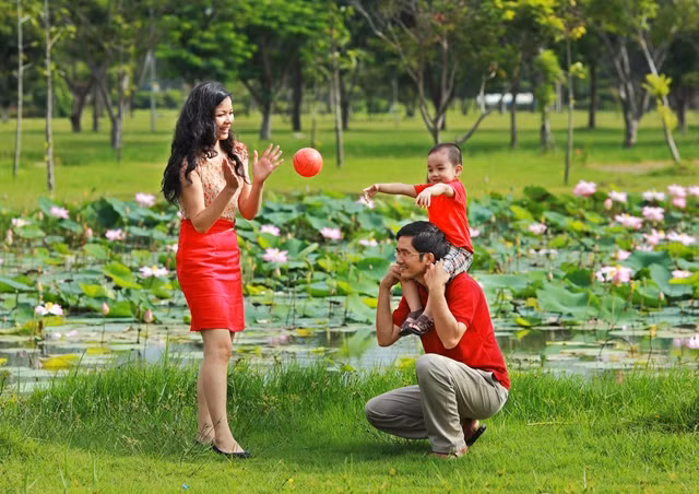 Trẻ em cần được yêu thương, chăm sóc. 