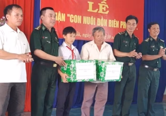 Đồn Biên phòng Ea H’leo tổ chức lễ nhận “Con nuôi Đồn Biên phòng” đối với cháu Hà Duy Long.