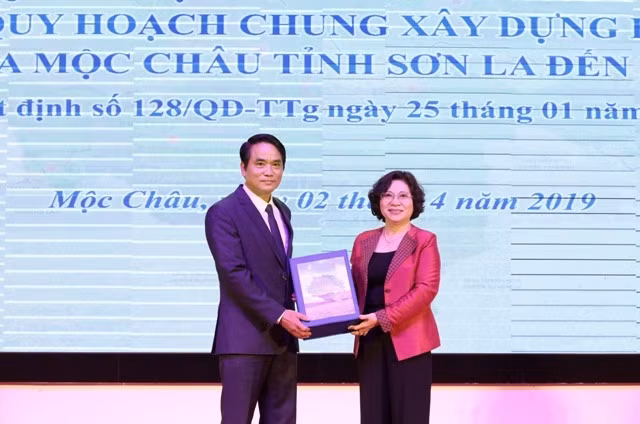 Thứ trưởng Xây dựng, Phan Thị Mỹ Linh trao hồ sơ quy hoạch cho Phó Chủ tịch UBND tỉnh Sơn La, Lê Hồng Minh.