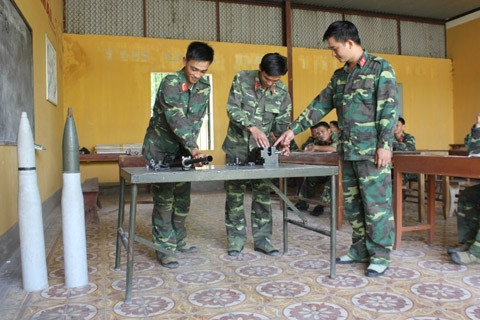 Cán bộ, chiến sĩ Lữ đoàn tăng - thiết giáp 405 (Quân khu 3) trong giờ thực hành tháo lắp vũ khí.