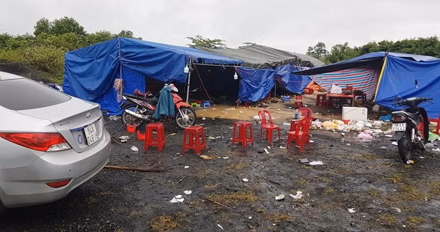 Hiện trường vụ đánh bạc quy mô lớn bị phát hiện tại ven đô TP Tuy Hòa. 