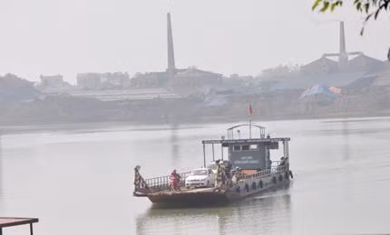 Chiếc đò mang tên“Vườn Chuối TOURIST” ngang nhiên chở tới 2 chiếc ô-tô qua sông.