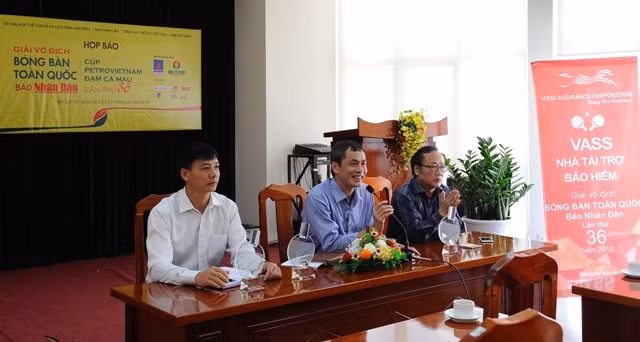 Ông Trần Hữu Việt, Trưởng Ban Văn hóa - Văn nghệ Báo Nhân Dân, Trưởng Ban Tổ chức giải phát biểu ý kiến tại buổi họp báo. (Ảnh: DUY LINH)