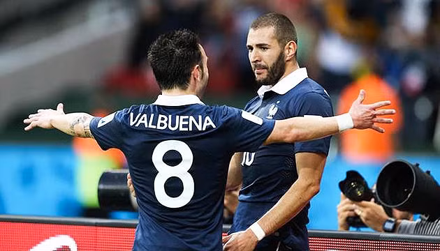 Benzema (phải) và Valbuena trong màu áo đội tuyển quốc gia Pháp. (ảnh minh hoạ)