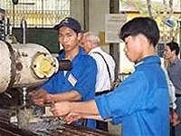 SV ĐH Dân lập Công nghệ<br>Sài Gòn trong giờ thực tập.