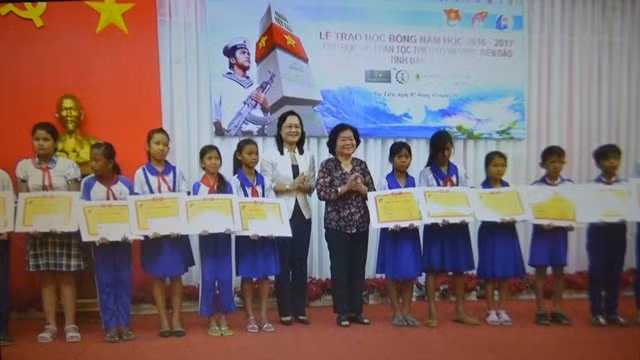 Nguyên Phó Chủ tịch nước Trương Mỹ Hoa và Phó Bí thư Thường trực Tỉnh ủy Bạc Liêu Lê thị Ái Nam trao tặng học bổng các em học sinh.