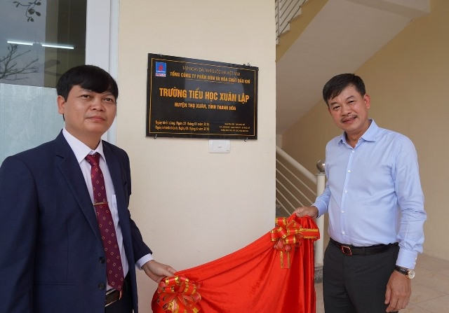 Gắn biển công trình nhà lớp học Trường tiểu học Xuân Lập.