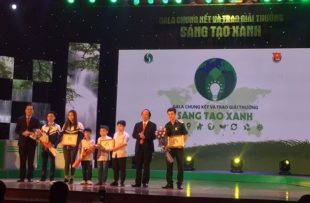 Ba nhóm tác giả nhận giải nhất Sáng tạo xanh.
