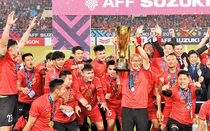 Đội tuyển bóng đá Việt Nam giương cao Cúp vô địch.