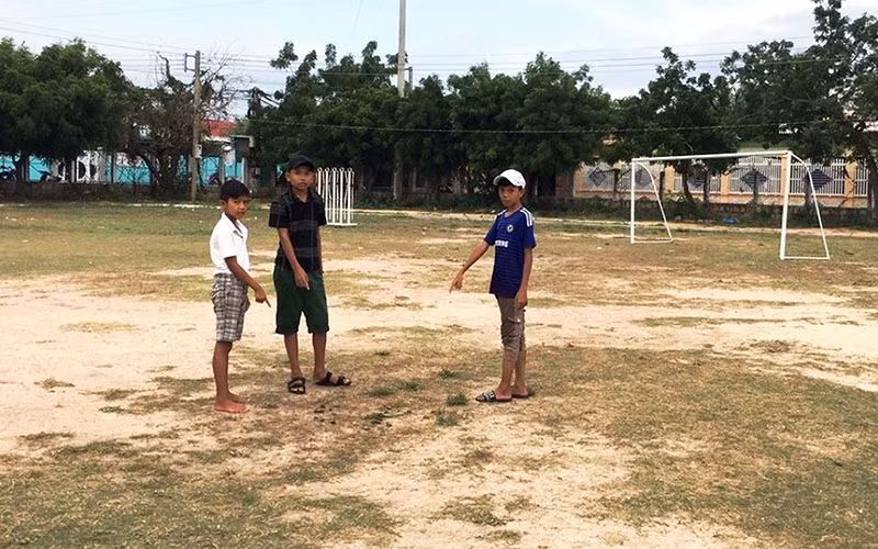 Sân vận động Văn Lâm, xã Phước Nam huyện Thuận Nam, tỉnh Ninh Thuận. Nơi hai em Duyệt và Quốc đang chơi đá bóng với nhóm bạn, bất ngờ bị sét đánh trúng gây thương vong vào chiều ngày 24-5 