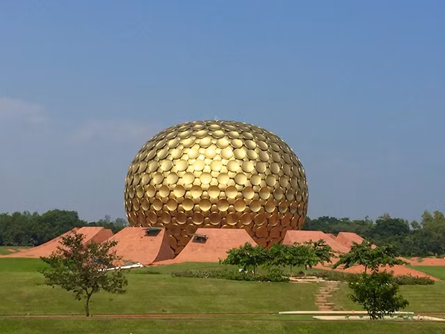 Quả cầu kim loại vàng ở Auroville. Ảnh: THÚY HẰNG