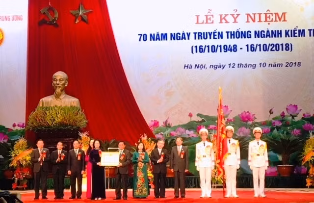 Quyền Chủ tịch nước Đặng Thị Ngọc Thịnh trao Huân chương Lao động hạng Nhất tặng cơ quan UBKT T.Ư.