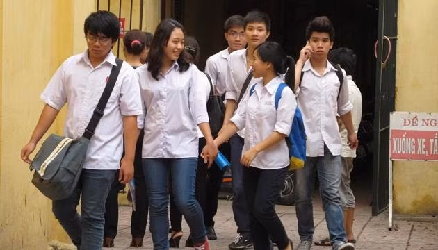Thí sinh của Hội đồng thi THCS Hoàn Kiếm, HN sau buổi thi tốt nghiệp.