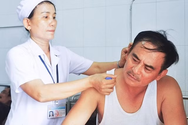 Anh Hoàng Thanh Minh điều trị tại Bệnh viện đa khoa tỉnh Quảng Trị.