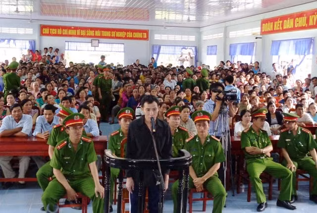 Bị cáo Trần Quốc gia trước vành móng ngựa.