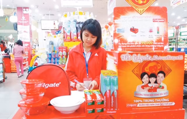Sinh viên tham gia bán hàng tại siêu thị. Ảnh: NGA PHẠM