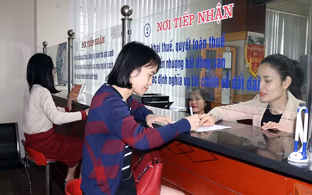 Cán bộ Cục Thuế Nghệ An hướng dẫn thủ tục cho người nộp thuế.