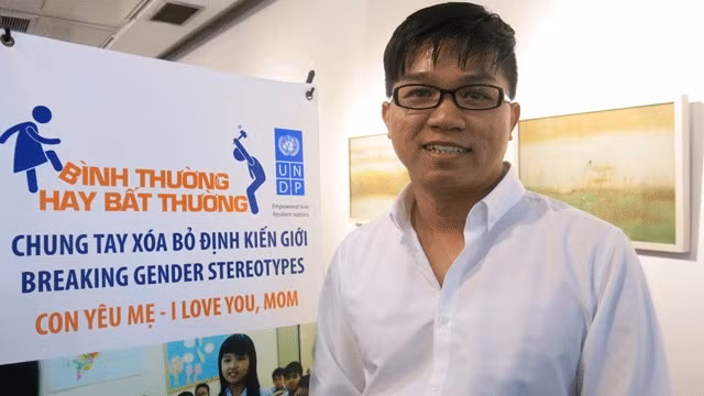 Tác giả Nguyễn Phương Phi bên cạnh hình ảnh của phim “Con yêu mẹ”.