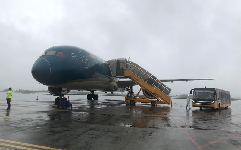 Máy bay chở 98 hành khách trở về từ Nhật Bản (Ảnh: Quang Thọ).