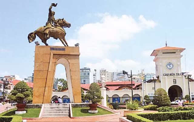 Tượng đài Trần Nguyên Hãn được xây dựng trước năm 1975 nay đã xuống cấp nghiêm trọng.