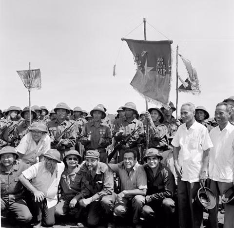 Thủ tướng Phi-đen Ca-xtơ-rô và Thủ tướng Phạm Văn Đồng cùng các chiến sĩ Đoàn Khe Sanh. Ảnh: TTXVN