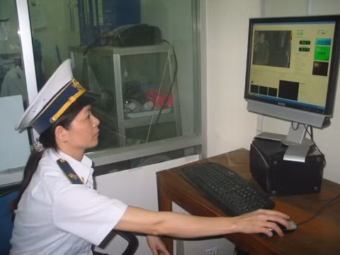 Cán bộ y tế Trung tâm Kiểm dịch y tế quốc tế Lạng Sơn kiểm tra thân nhiệt khách xuất nhập cảnh tại cửa khẩu Hữu Nghị (Lạng Sơn). Ảnh: HÙNG TRÁNG
