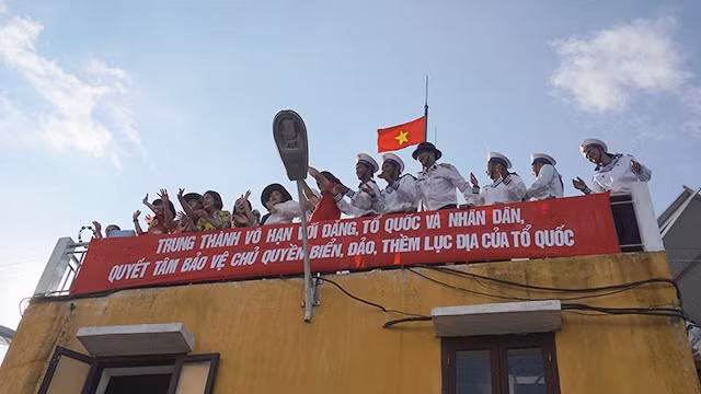 Quân và dân Trường Sa luôn gắn bó bên nhau vượt qua mọi khó khăn.