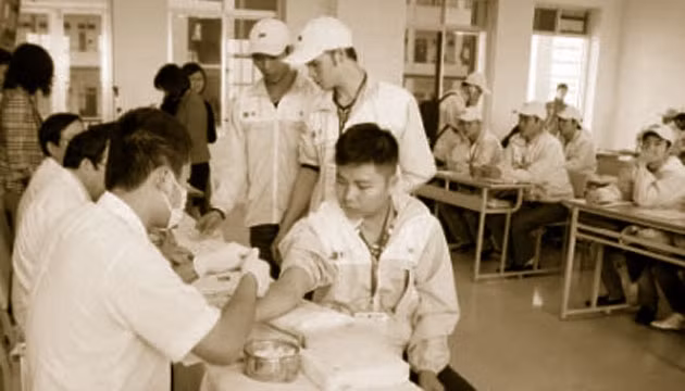 Người lao động đi làm việc tại Hàn Quốc trong một buổi kiểm tra sức khỏe.