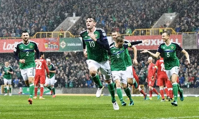 Các cầu thủ Bắc Ailen mừng chiến thắng 4-0 trước Azerbaidjan ở bảng C. (Ảnh: Gettyimages)