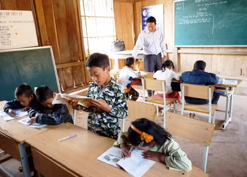 Thầy Lò Văn Sáng nỗ lực vì học sinh bản Tá Miếu.