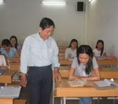 Một lớp học luyện thi
tại Trung tâm luyện thi ĐH
Tri Hành, Q.3, TP Hồ Chí Minh. 