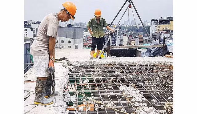 Lực lượng chức năng phá dỡ công trình vi phạm trên phố Đào Duy Từ.