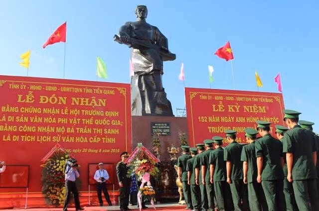 Các đại biểu tưởng niệm AHDT Trương Định.