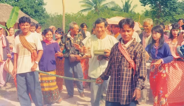 Lễ rước rể trong đám cưới của người Tà Mun.