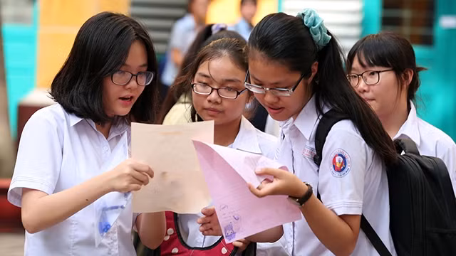 35 trường THPT công lập Hà Nội hạ điểm chuẩn