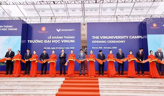 Lễ cắt băng khánh thành trường.