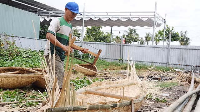 Nghề đan thuyền dần mai một do xu thế ngày càng ít người gắn với nghề đánh bắt gần bờ.