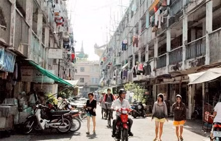 Một chung cư trên đường Trần Hưng Ðạo xuống cấp nghiêm trọng.