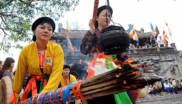 Các cô gái trong phần thi nấu cơm tại đình làng.