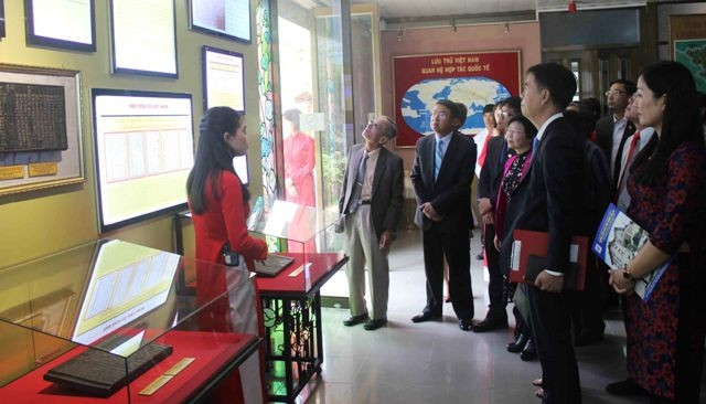 Khách tham quan tại triển lãm.