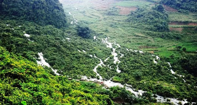 Thác Nặm Ngùa như dải lụa trắng giữa núi rừng xanh thẳm.