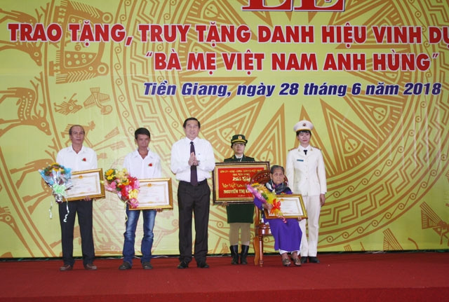 Lãnh đạo tỉnh Tiền Giang trao tặng danh hiệu “Bà mẹ Việt Nam Anh hùng” cho các mẹ. 