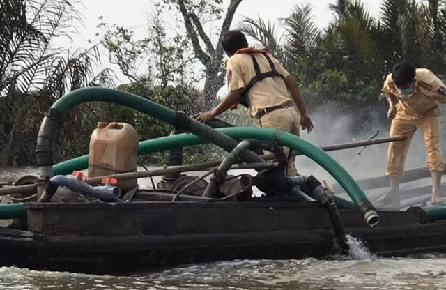 Lực lượng công an bắt giữ thuyền bơm hút cát.