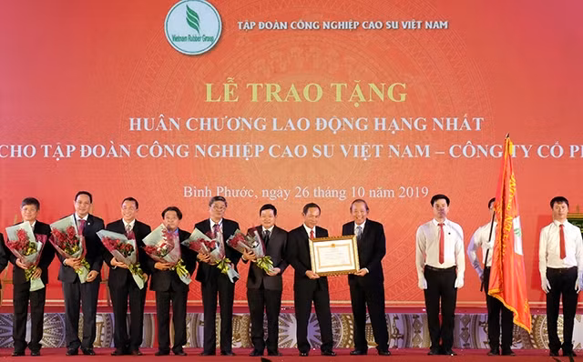 Phó Thủ tướng Thường trực Trương hòa Bình trao Huân chương Lao động hạng Nhất cho Tập đoàn công nghiệp cao-su Việt Nam.