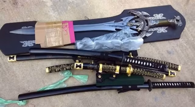Thu giữ nhiều kiếm, roi điện không rõ nguồn gốc tại Quảng Nam.