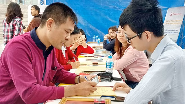 Người dân đến đăng ký hiến mô, tạng sau khi chết não tại lễ phát động tổ chức ngày 18-10 tại Ninh Bình. Ảnh: THU HƯƠNG
