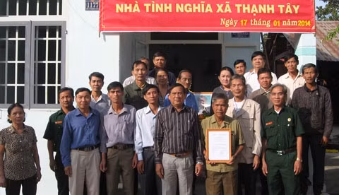 Tặng nhà tình nghĩa cho người có công tại xã Thạnh Tây, huyện Tân Biên, tỉnh Tây Ninh (Ảnh: website huyện Tân Biên).