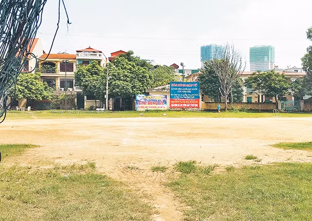 Khu đất được quy hoạch xây dựng Trường THCS Thịnh Liệt đang bị một số đối tượng chiếm dụng, kinh doanh trái phép.