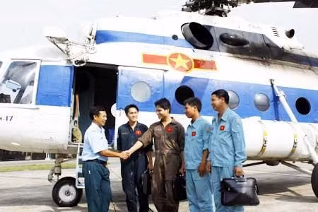 Niềm vui của các phi công Trung đoàn 916 sau một chuyến bay an toàn, thắng lợi.