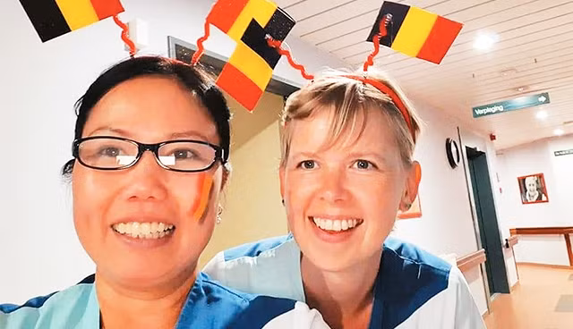 Chị Lê Thị Trúc Loan cùng đồng nghiệp trong dưỡng đường cổ vũ đội bóng đá Bỉ.